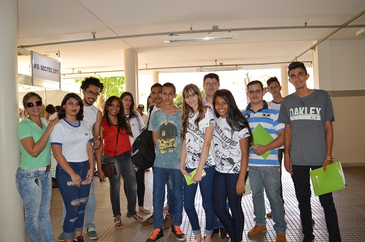 Alunos e professores da Escola Municipal Bernardo Elis durante visita do projeto Conhecendo o IFG